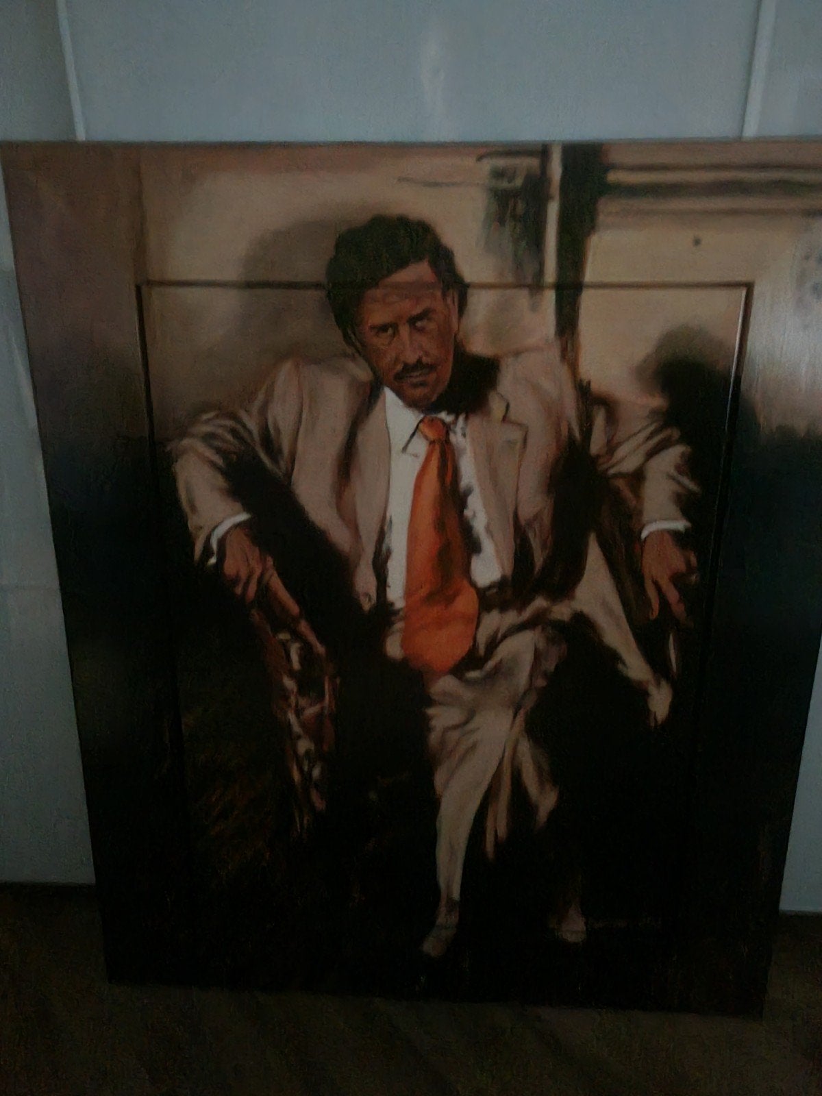 Modern schilderij van man in pak, gesigneerd, Antiek en Kunst, Ophalen of Verzenden, Overige materialen, Portret, Ingelijst