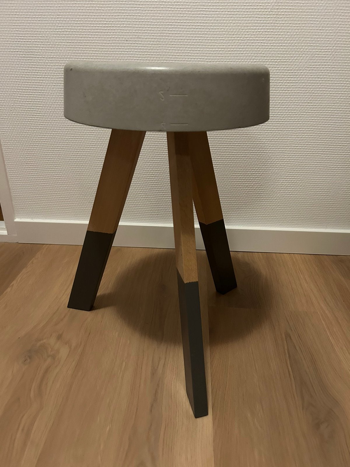 Bijzettafel / krukje beton en hout, Huis en Inrichting, Ophalen, Gebruikt, Overige materialen