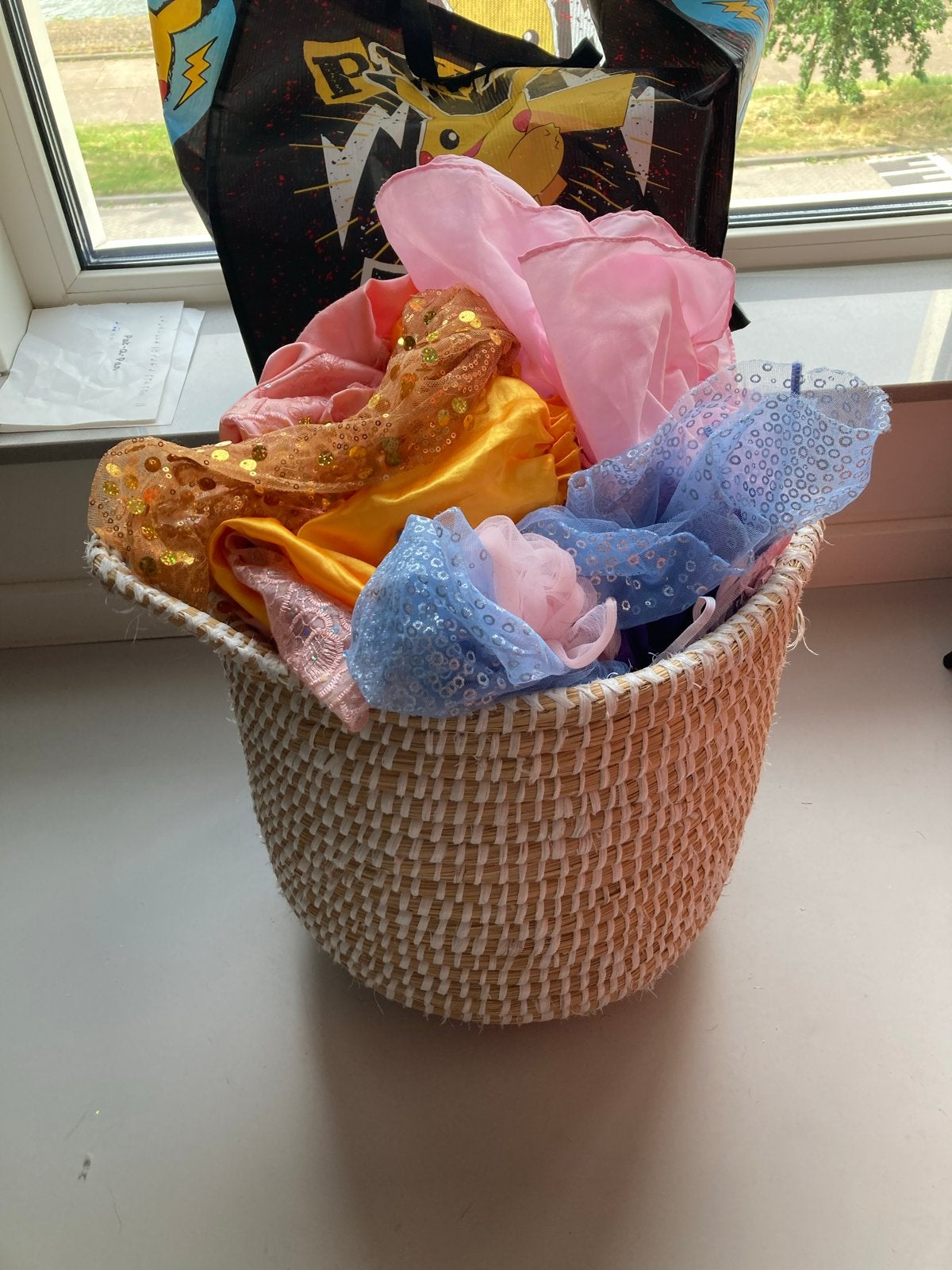 Mand vol verkleedkleding voor uren speelplezier!, Verzenden, Gebruikt, 110 t/m 116, Jongen of Meisje