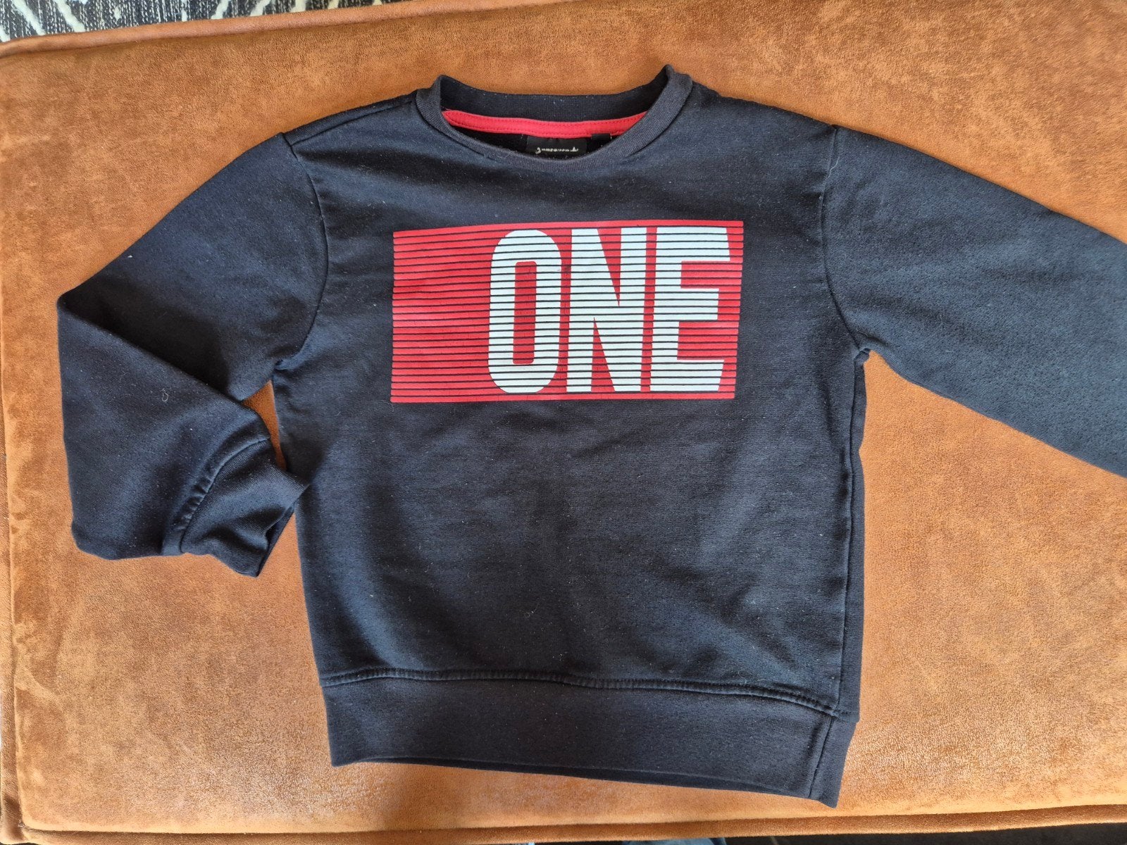 Zwarte trui 'ONE' maat 134 van Arrested, Kinderen en Baby's, Kinderkleding | Maat 134, Ophalen of Verzenden, Gebruikt, Jongen