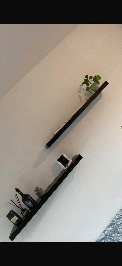 2 zwevende wandplanken van IKEA (zwart), Huis en Inrichting, Woonaccessoires | Wandplanken en Boekenplanken, Ophalen, Zo goed als nieuw