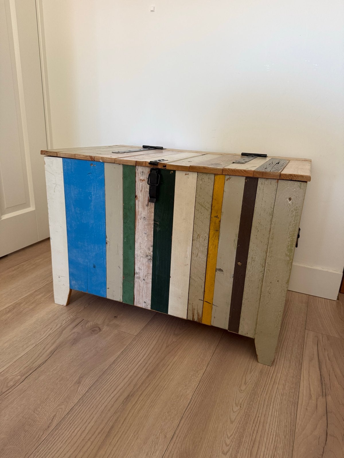 Vrolijke opbergkist van gerecycled hout, Ophalen, 50 – 75, Minder dan 50 cm, Gebruikt