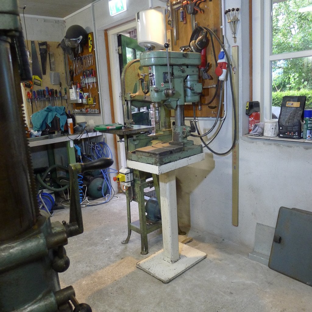 HEGNER (Swiss) Tafelboormachine 1955 op voet, Ophalen, 600 watt of meer, Variabele snelheid, Zo goed als nieuw