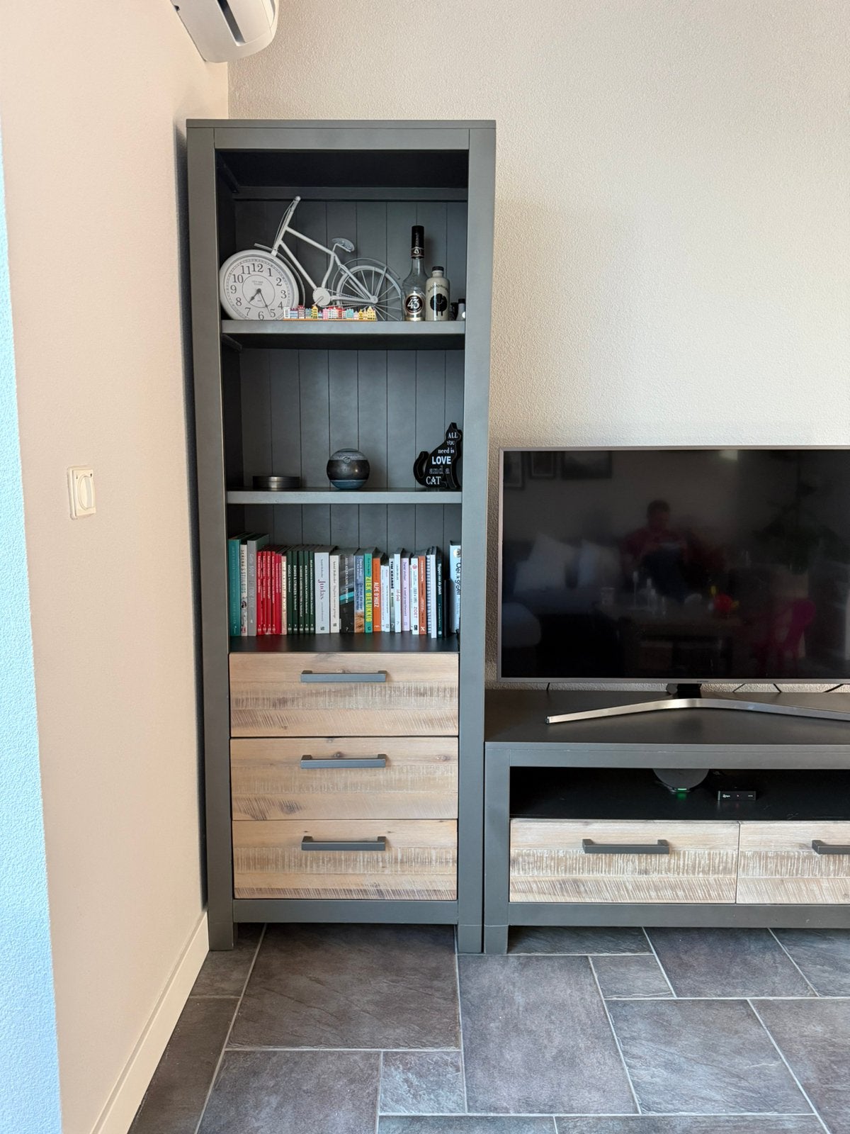 Blora boekenkast acaciahout met metallic grey afwerking, Ophalen, Gebruikt, 50 tot 100 cm, Met lade(s)