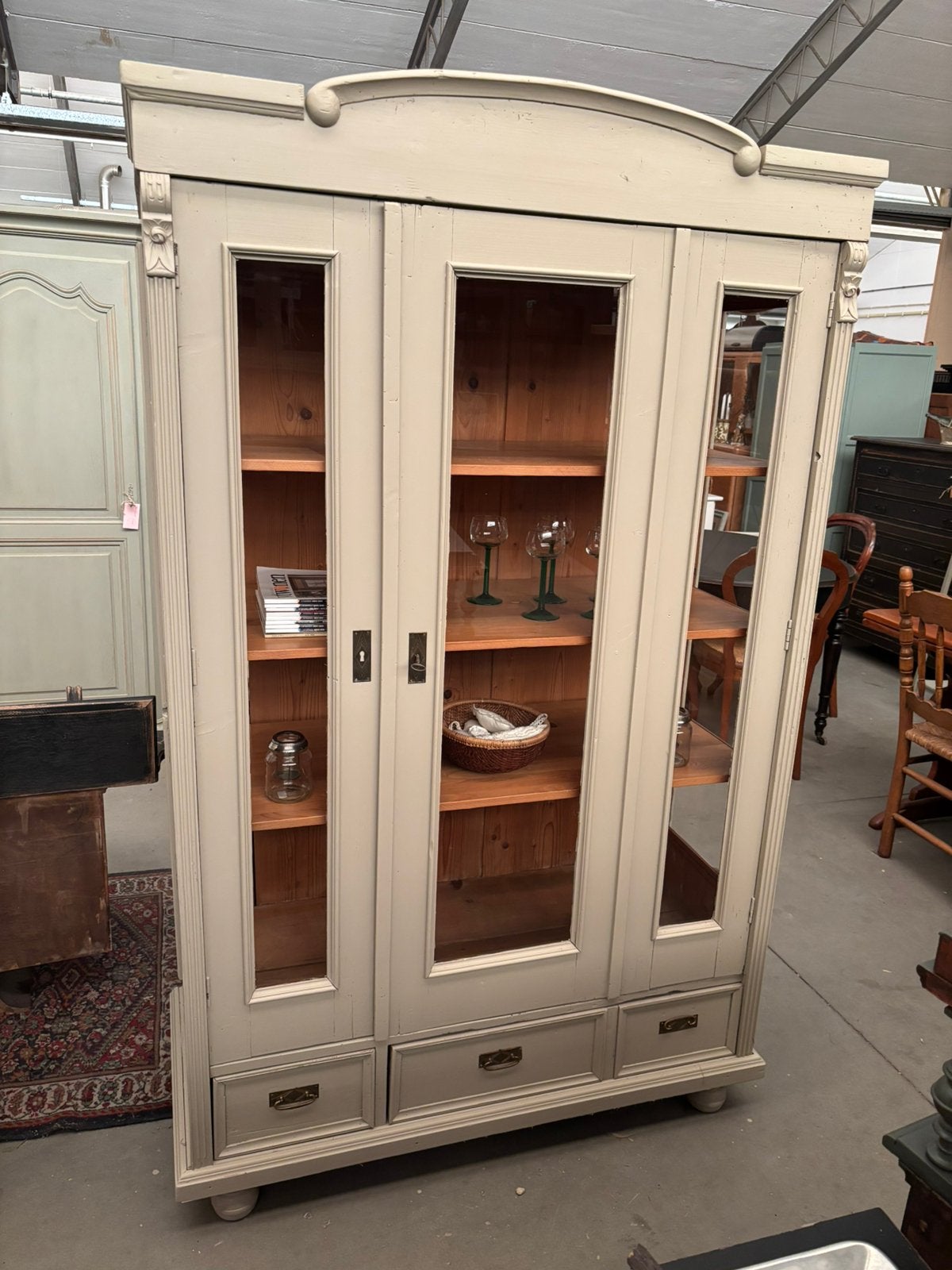 Brocante vitrinekast / buffetkast / kast, Ophalen, Studio Larilo, Studiolarilo@gmail.com, Zo goed als nieuw