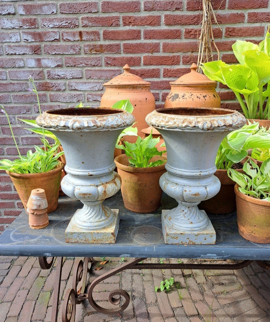 Twee Franse gietijzeren vazen, Ophalen of Verzenden