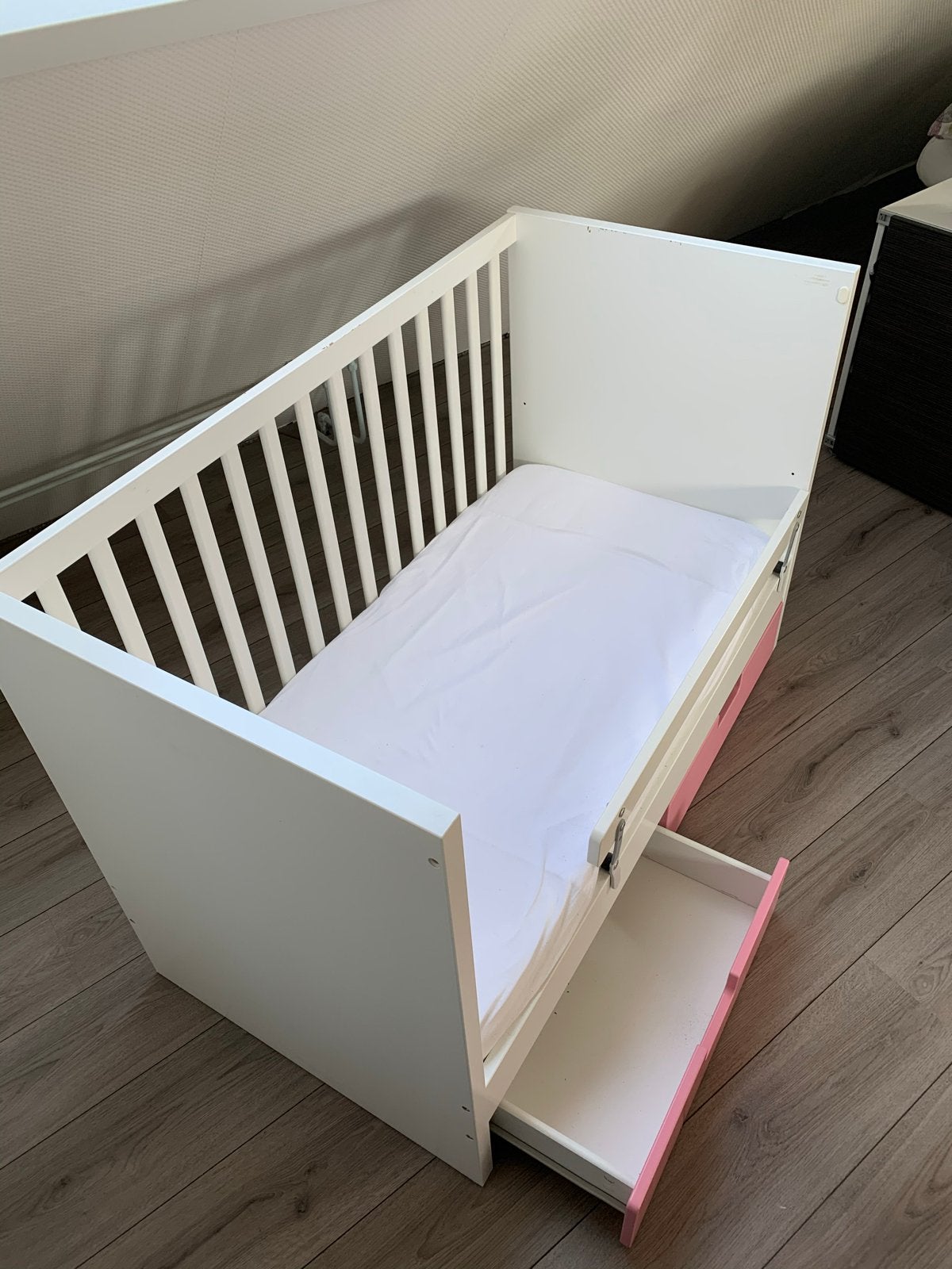 Wit Stuva babybedje met roze lades en matras, Ophalen, Gebruikt, 70 tot 85 cm, 140 tot 160 cm
