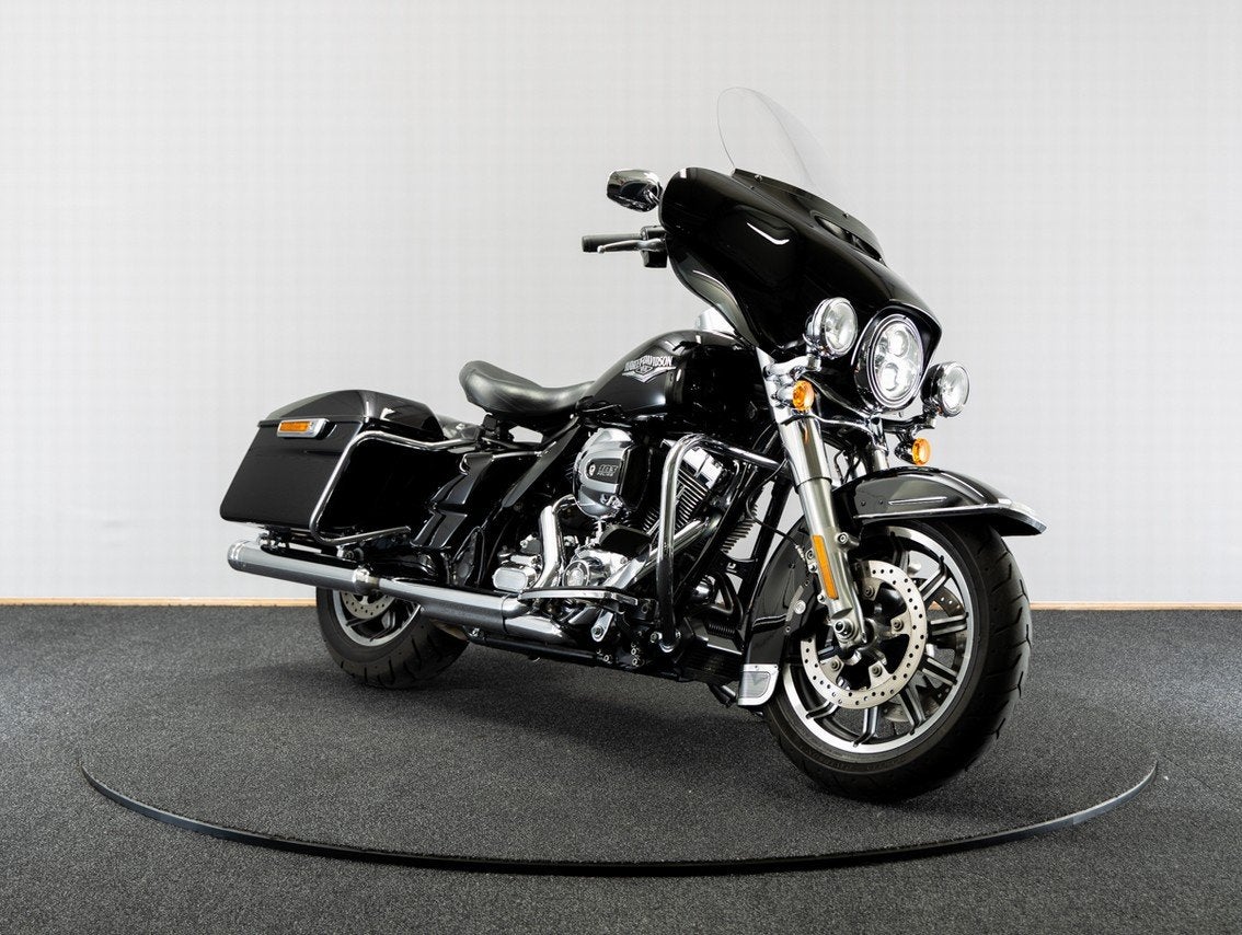 Harley-Davidson FLH Electra Glide (bj 2015), Motoren, LED Verlichting, Bedrijf, Toermotor, Laan van Vredenoord 33
2289 DA  Rijswijk ZH, NL