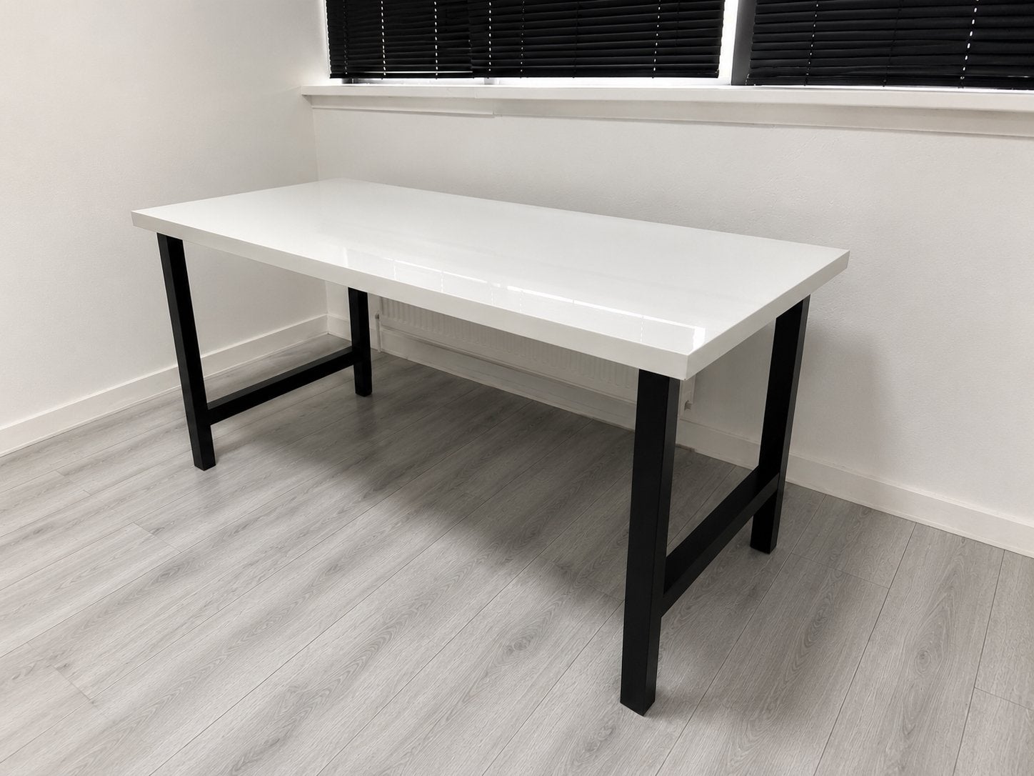 Bureautafel Wit met Zwart Onderstel (170x80x74,5), Ophalen, Overige typen, Gebruikt, Overige merken