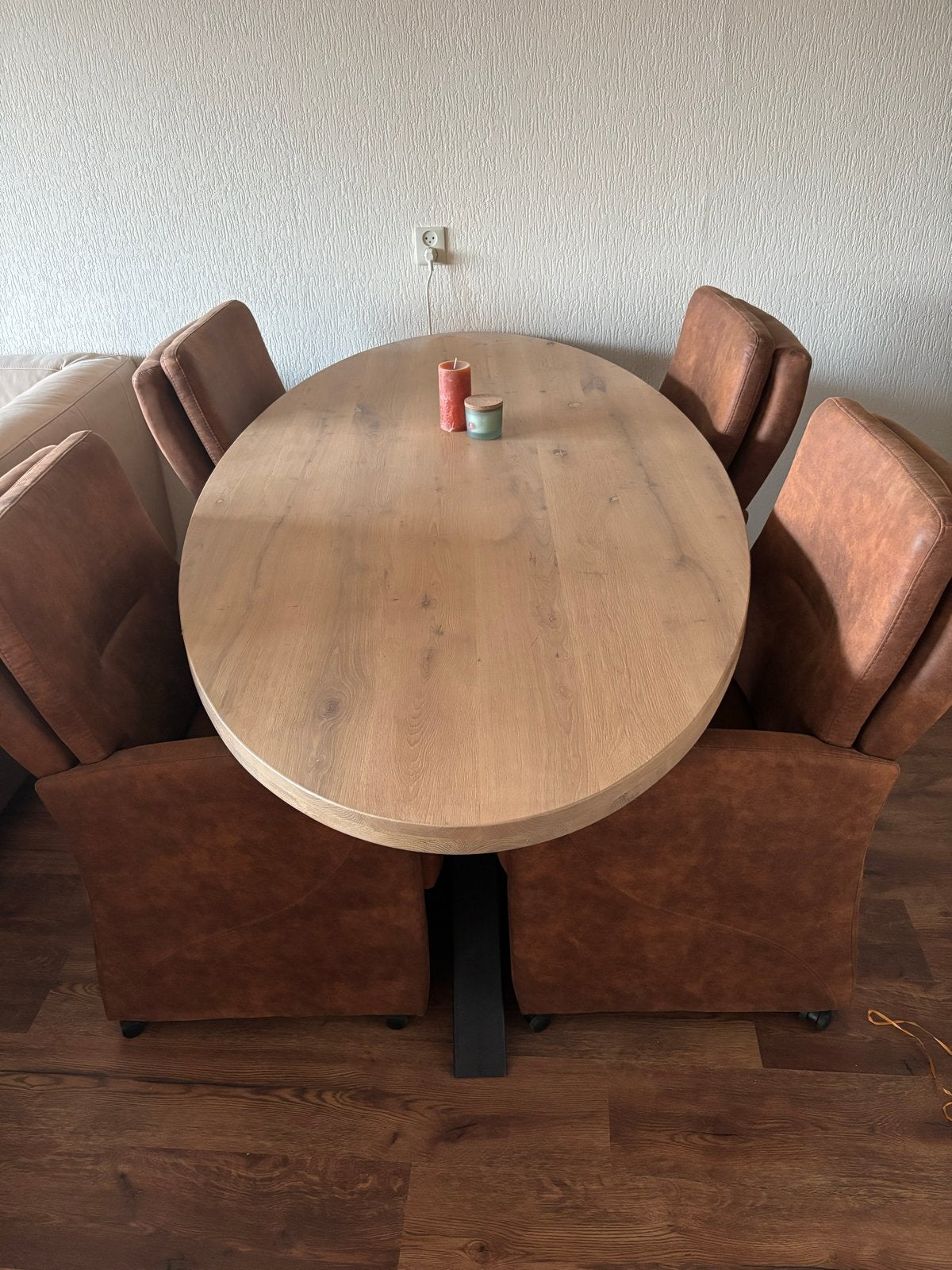 Eettafel met 4 bruine stoelen op wieltjes, Ophalen, Gebruikt, Bruin, Vier