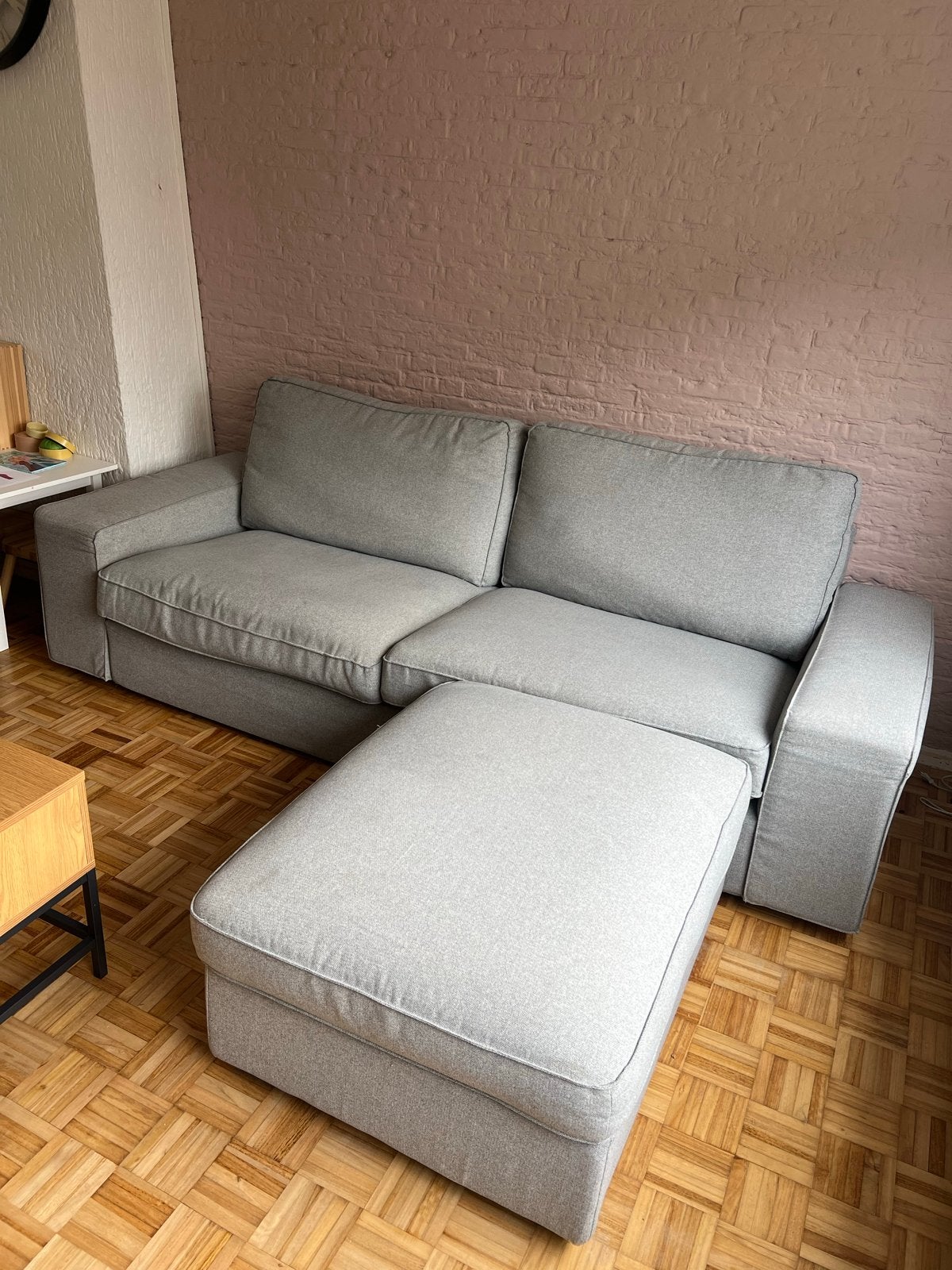 Grijze 2-zitsbank met hocker met opbergruimte, Ophalen, Gebruikt, 150 tot 200 cm, Tweepersoons