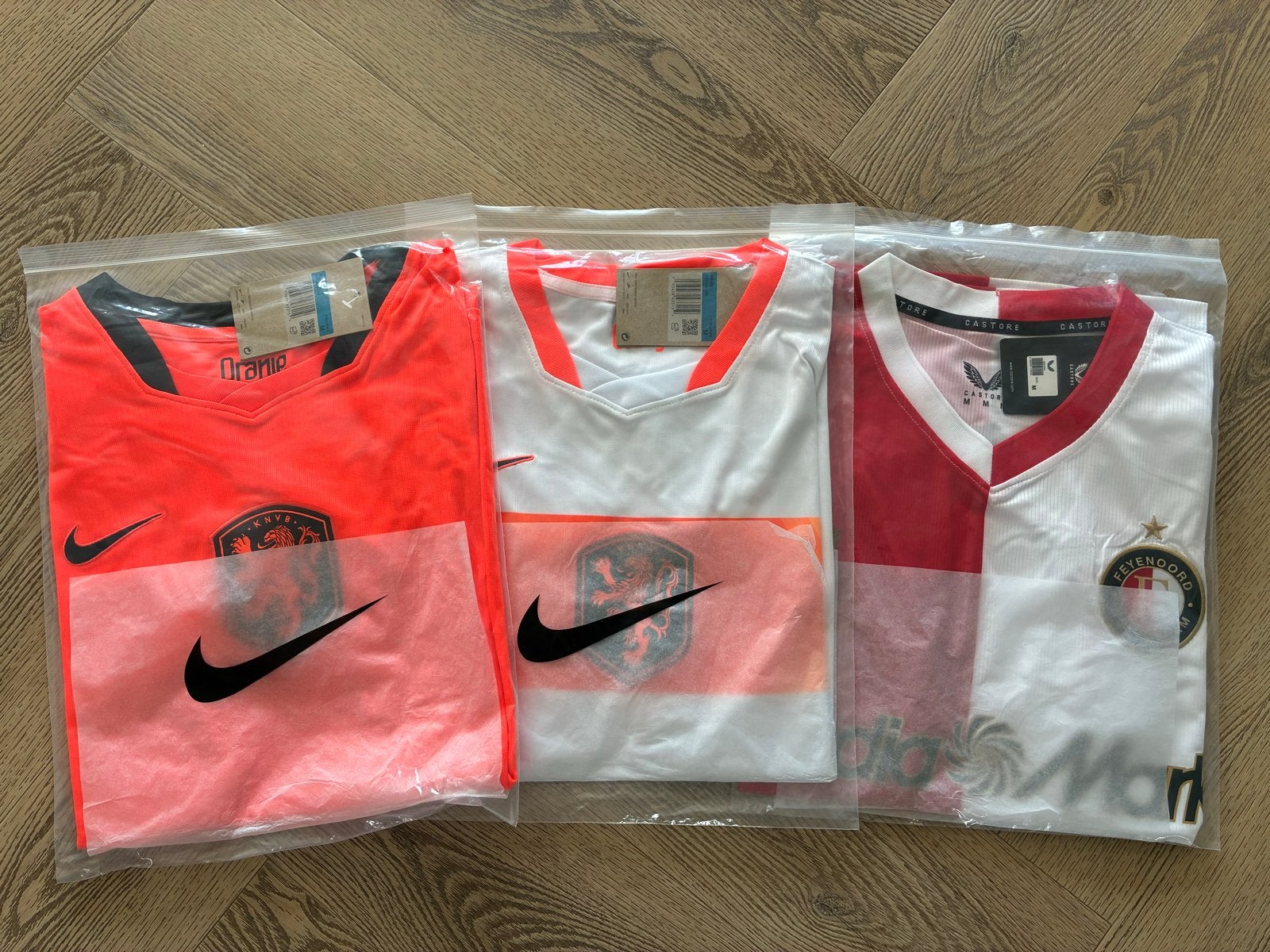Nederlands Elftal & Feyenoord Shirts - Maten M & L, Kleding | Dames, Maat 38/40 (M), Overige typen, Nieuw, Oranje