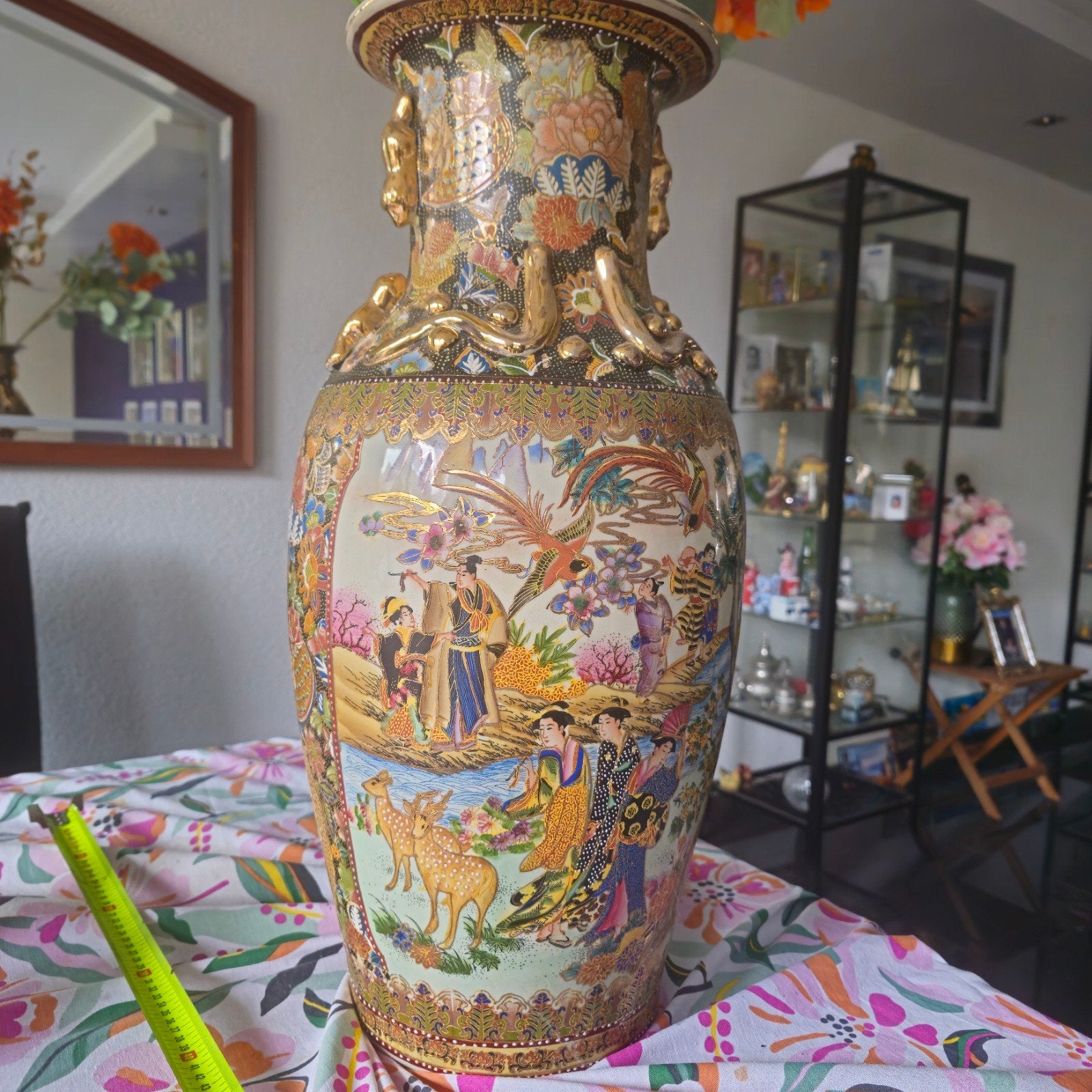 Grote Chinese vaas met gedetailleerde decoratie, Antiek en Kunst, Antiek | Vazen, Ophalen of Verzenden