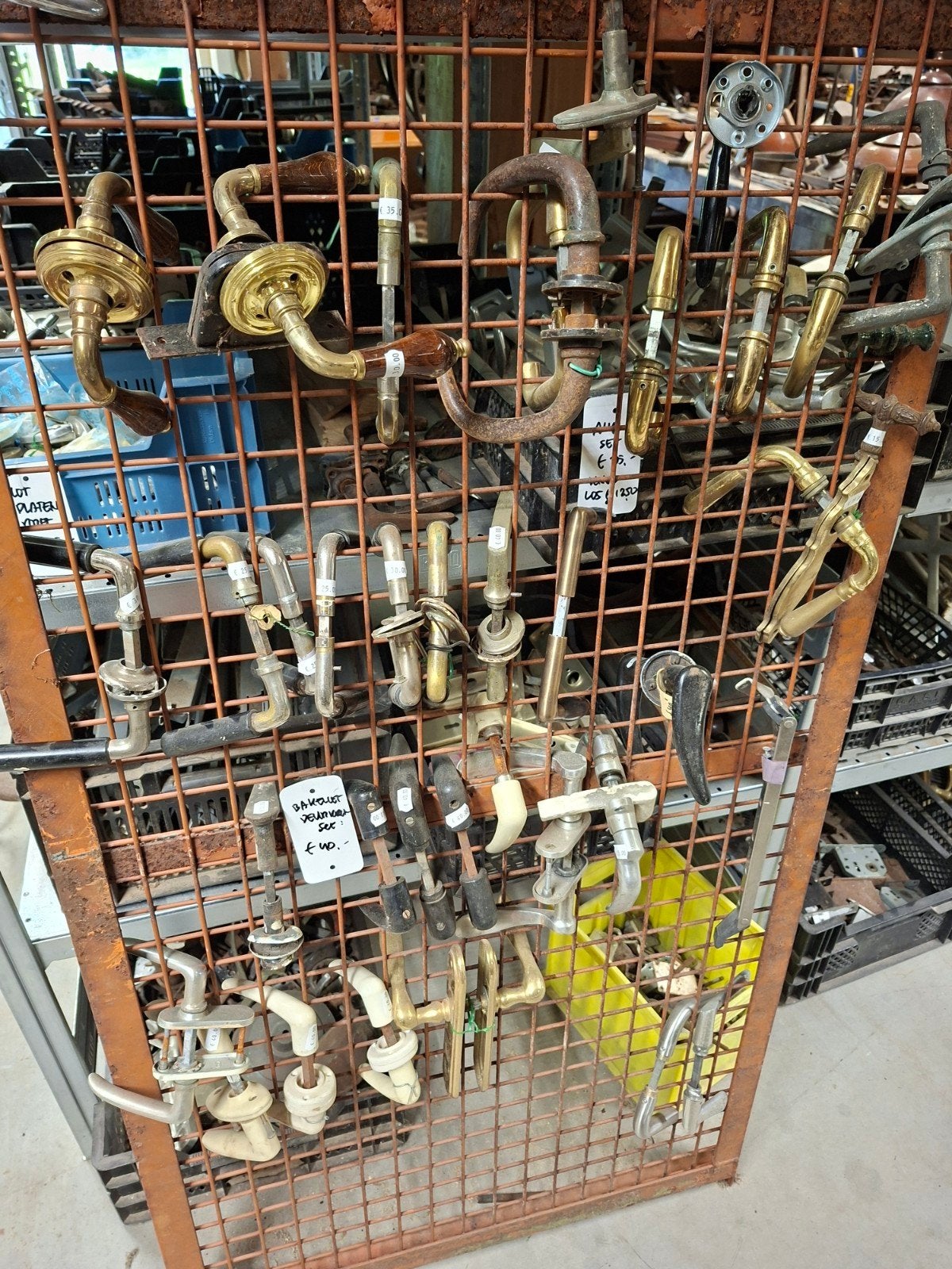 Oud hang- en sluitwerk, inclusief houten deurknoppen