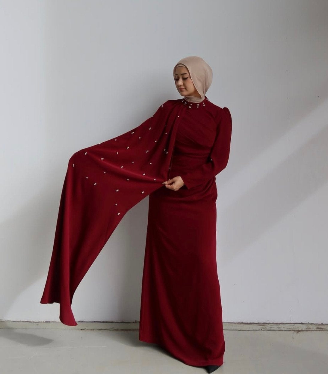 Hardal Galajurk Bordeauxrood met Strass en Drapering, Maat 46/48 (XL) of groter, Zo goed als nieuw, Hardal, Ophalen of Verzenden