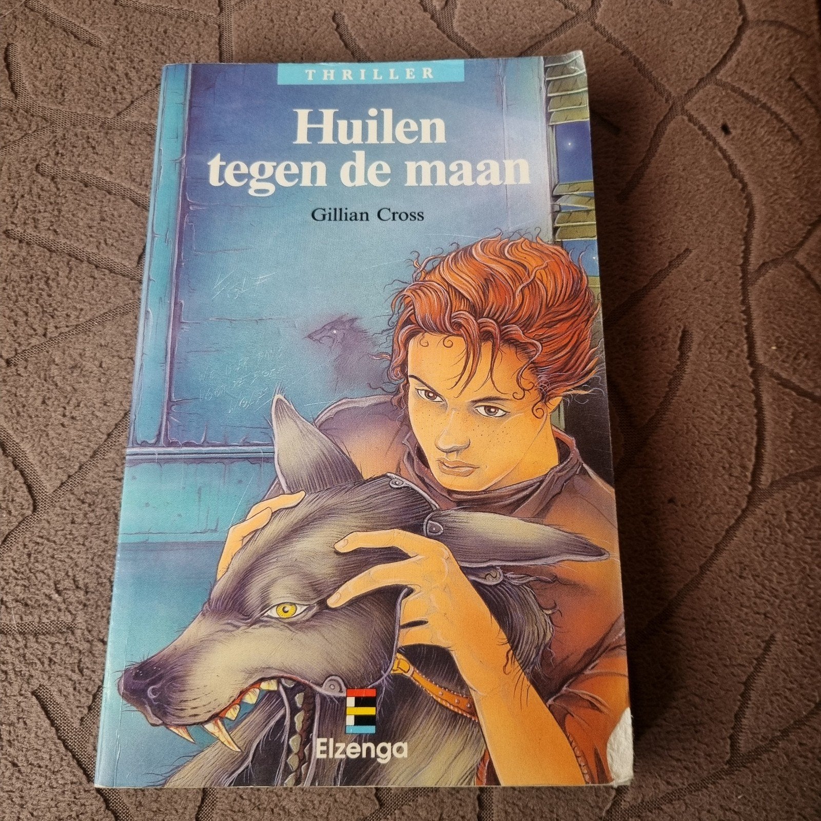 Huilen tegen de maan - Gillian Cross (Thriller), Ophalen of Verzenden, Gelezen