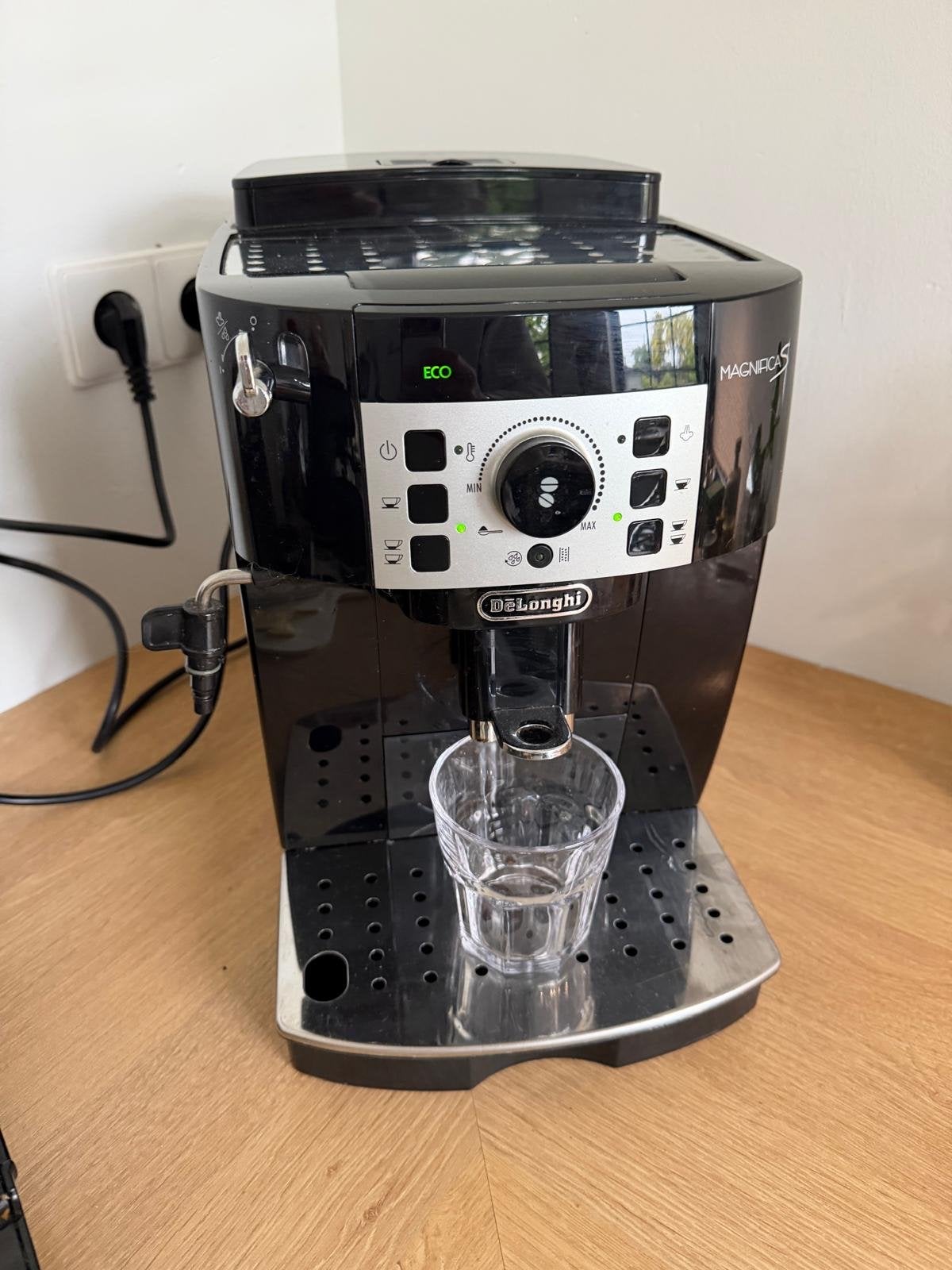 De'Longhi Magnifica S volautomatische espressomachine, Afneembaar waterreservoir, Gebruikt, Espresso apparaat, 2 tot 4 kopjes