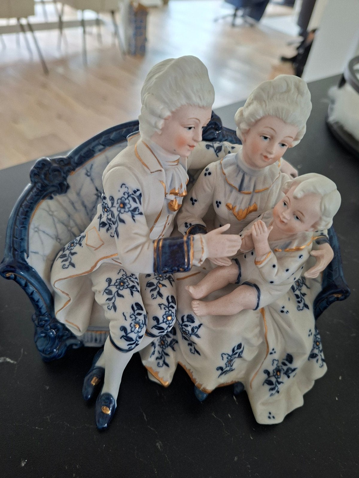 Capodimonte-stijl Porseleinen Beeldje -Familie op Bank, Ophalen of Verzenden