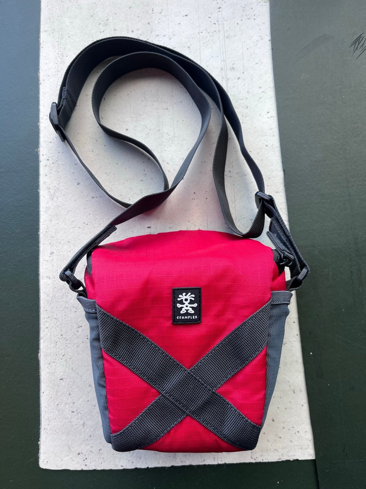 Stevig rood Crumpler cameratasje voor systeemcamera, Audio, Tv en Foto, Gebruikt, Rood, Gevoerd, Ophalen of Verzenden