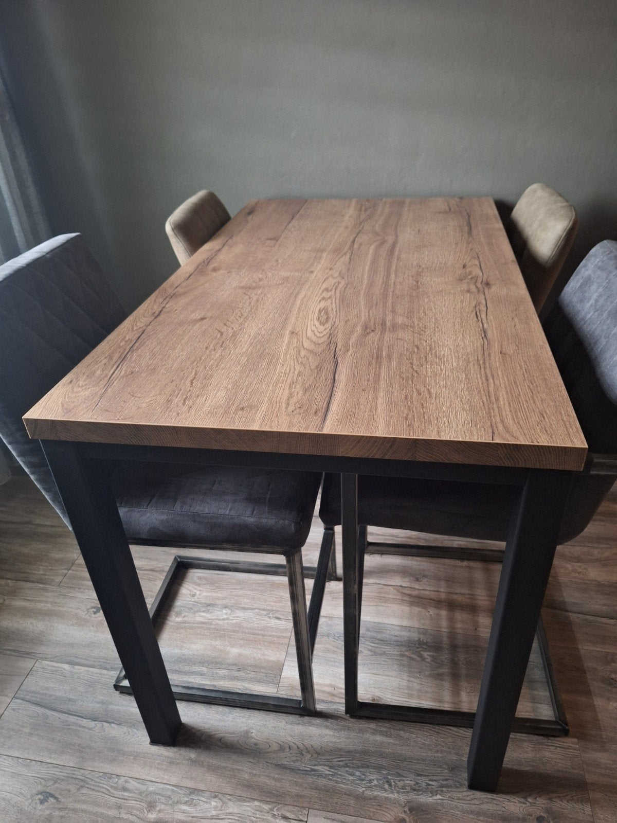 Eet/bartafel met 4 barstoelen - Modern design, Huis en Inrichting, Overige houtsoorten, 100 tot 150 cm, Zo goed als nieuw, Modern