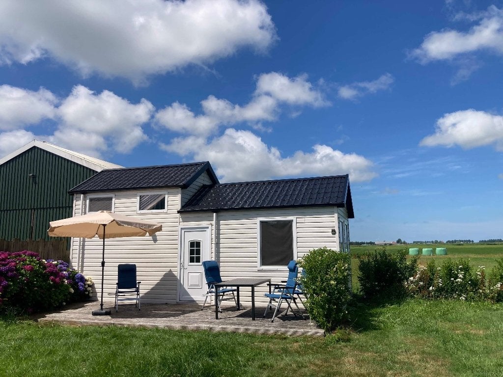 Tiny House midden tussen de Friese meren, 2 slaapkamers, Landelijk, Friesland, Chalet, Bungalow of Caravan