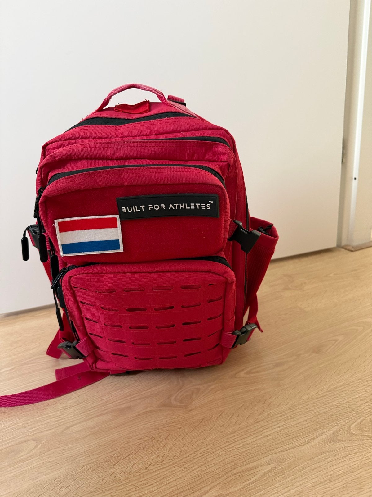 Rode rugzak 'Built for Athletes' met Nederlandse vlag, Sieraden, Tassen en Uiterlijk, Tassen | Rugtassen, Gebruikt, 25 tot 40 cm