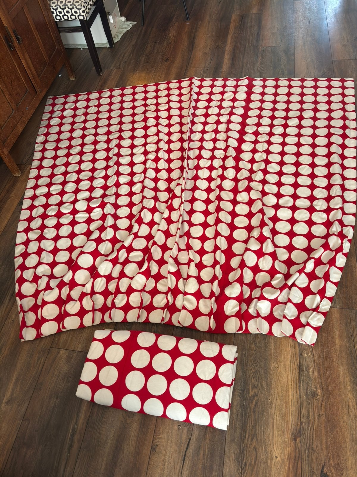 2 katoenen gordijnen rood met witte stip 120cm x 181cm, Huis en Inrichting, Ophalen of Verzenden, Zo goed als nieuw, Rood