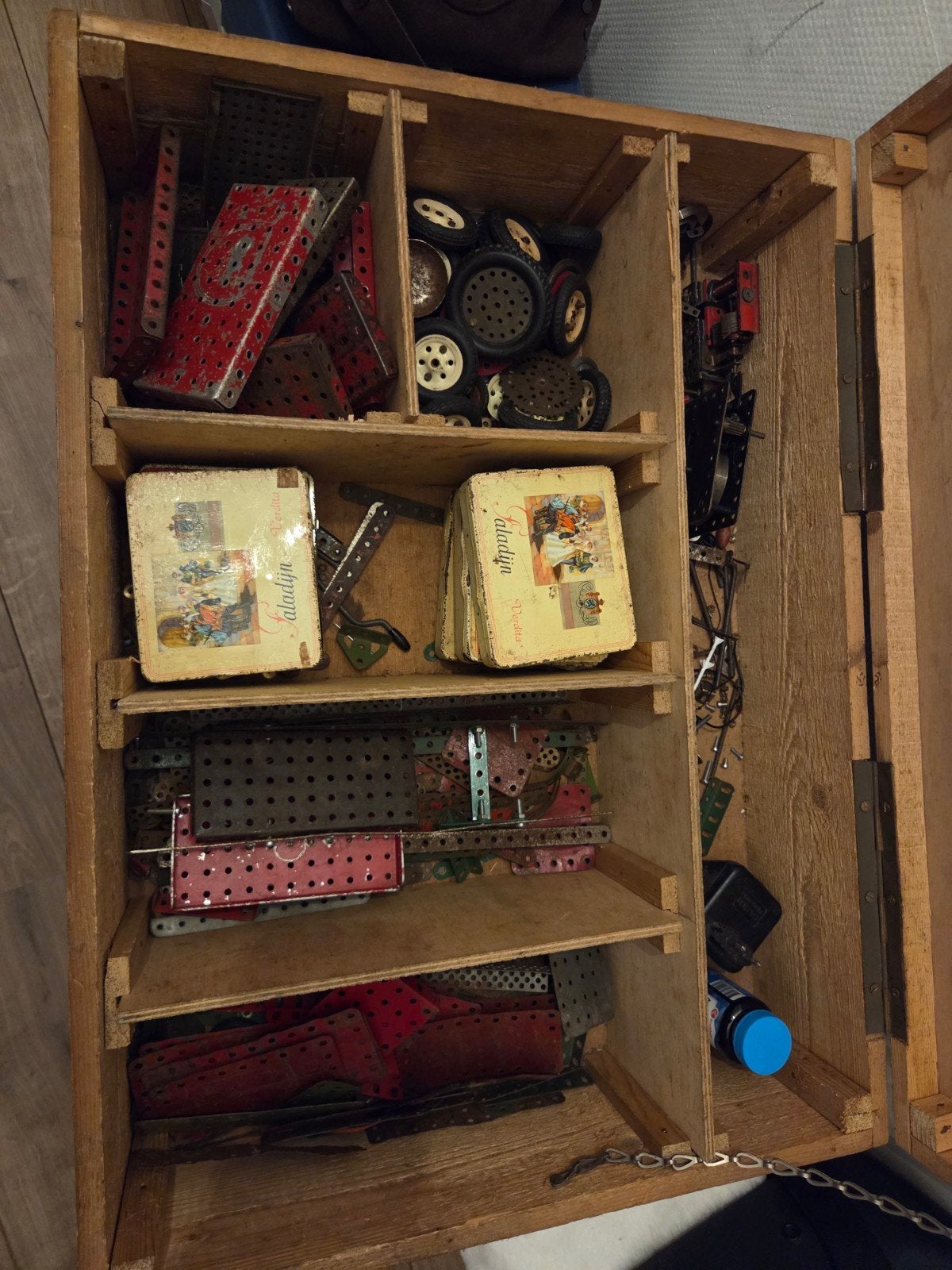 kist met meccano temsi, Ophalen