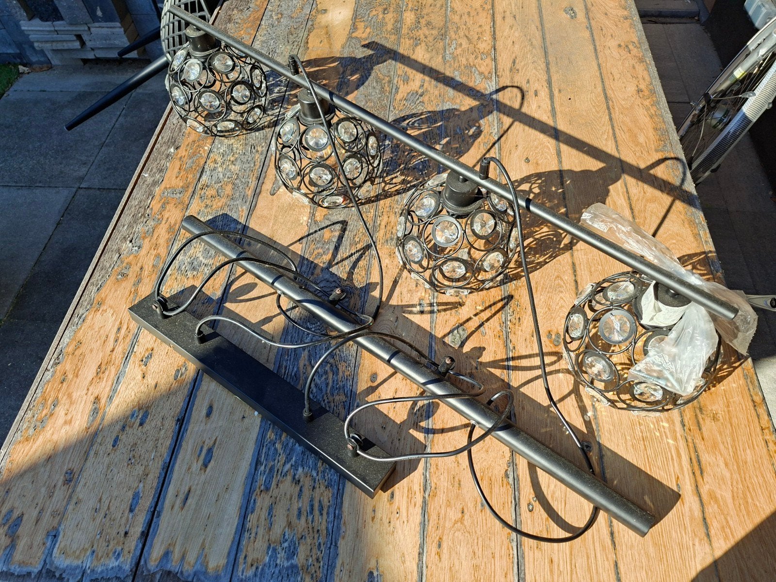 Zwarte (eettafel) hanglamp met 4 bollen en kristallen, Huis en Inrichting, Ophalen, Gebruikt, E27 (groot), Glas