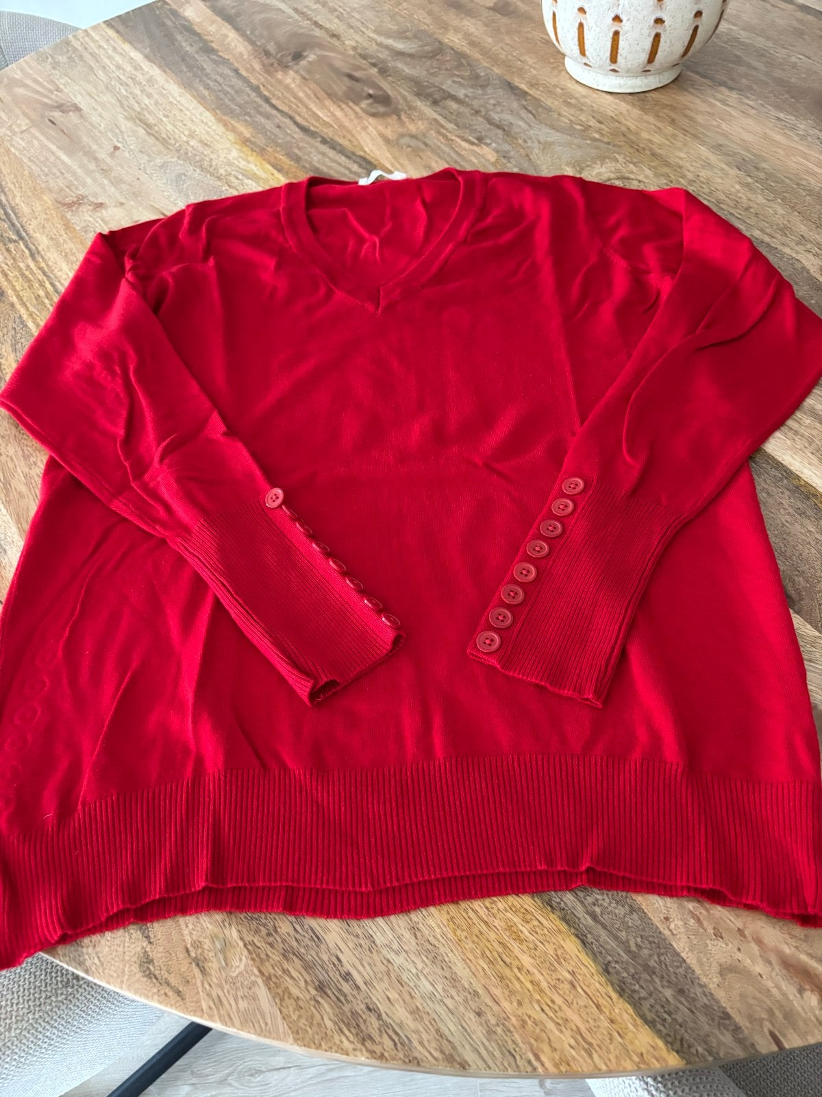 Mooie rode V-hals trui van NED met knoopjes op de mouwen, Ophalen of Verzenden, Zo goed als nieuw, Maat 46/48 (XL) of groter, Rood