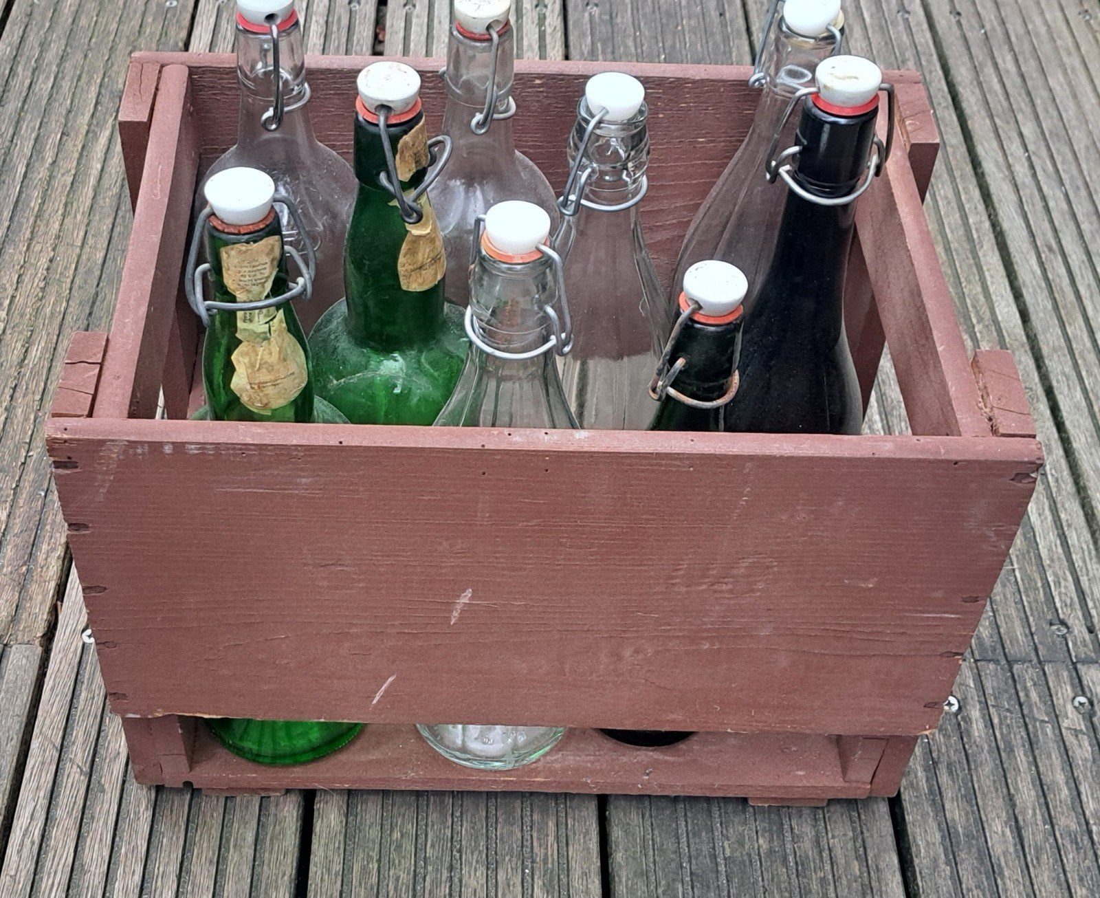 Vintage flessen in krat met tekst, Ophalen