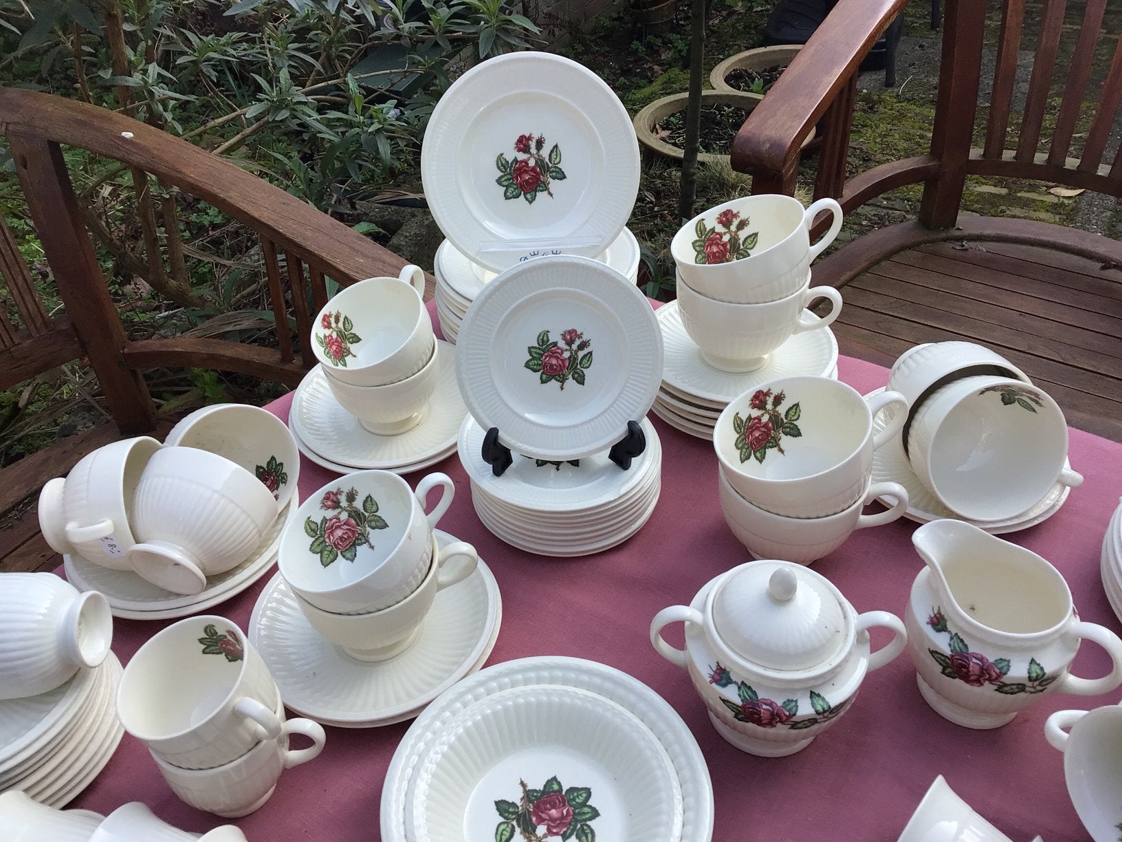 Wedgwood “Moss Rose”, Ophalen