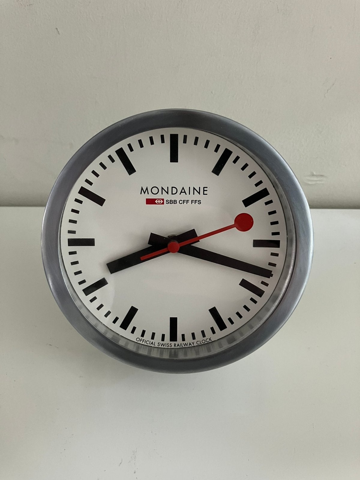 Mondaine tafelklok, Ophalen of Verzenden, Zo goed als nieuw, Analoog, Tafelklok