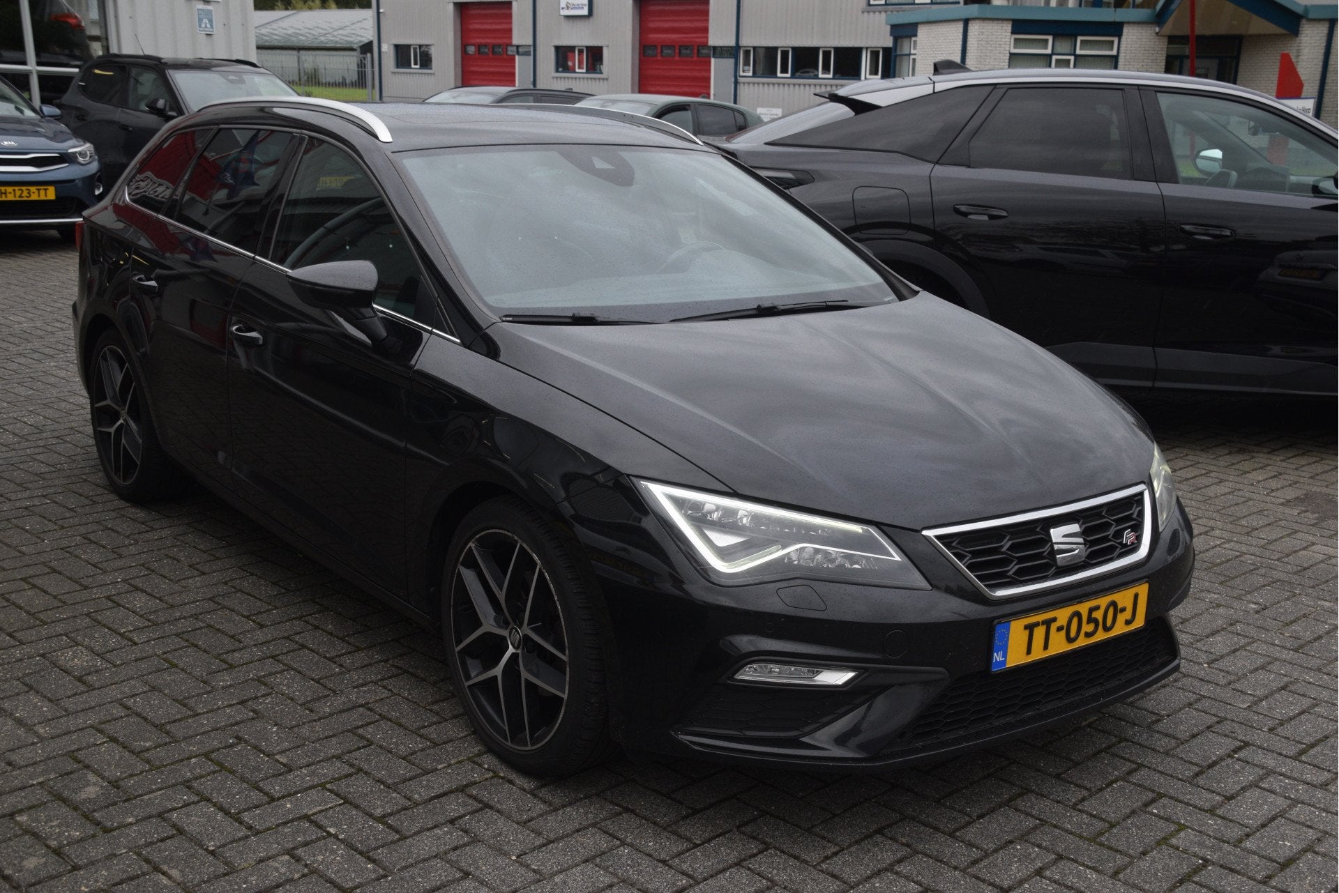 SEAT Leon ST 1.5 TSI FR Business Intense Carplay | Trekhaak, Auto's, 4 cilinders, Leder en Stof, Zwart, Origineel Nederlands