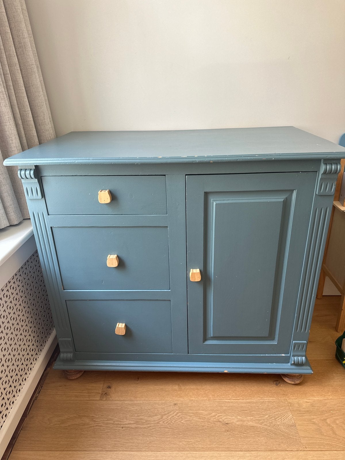Blauwe commode met deurtje en houten knoppen, Antiek en Kunst, Ophalen