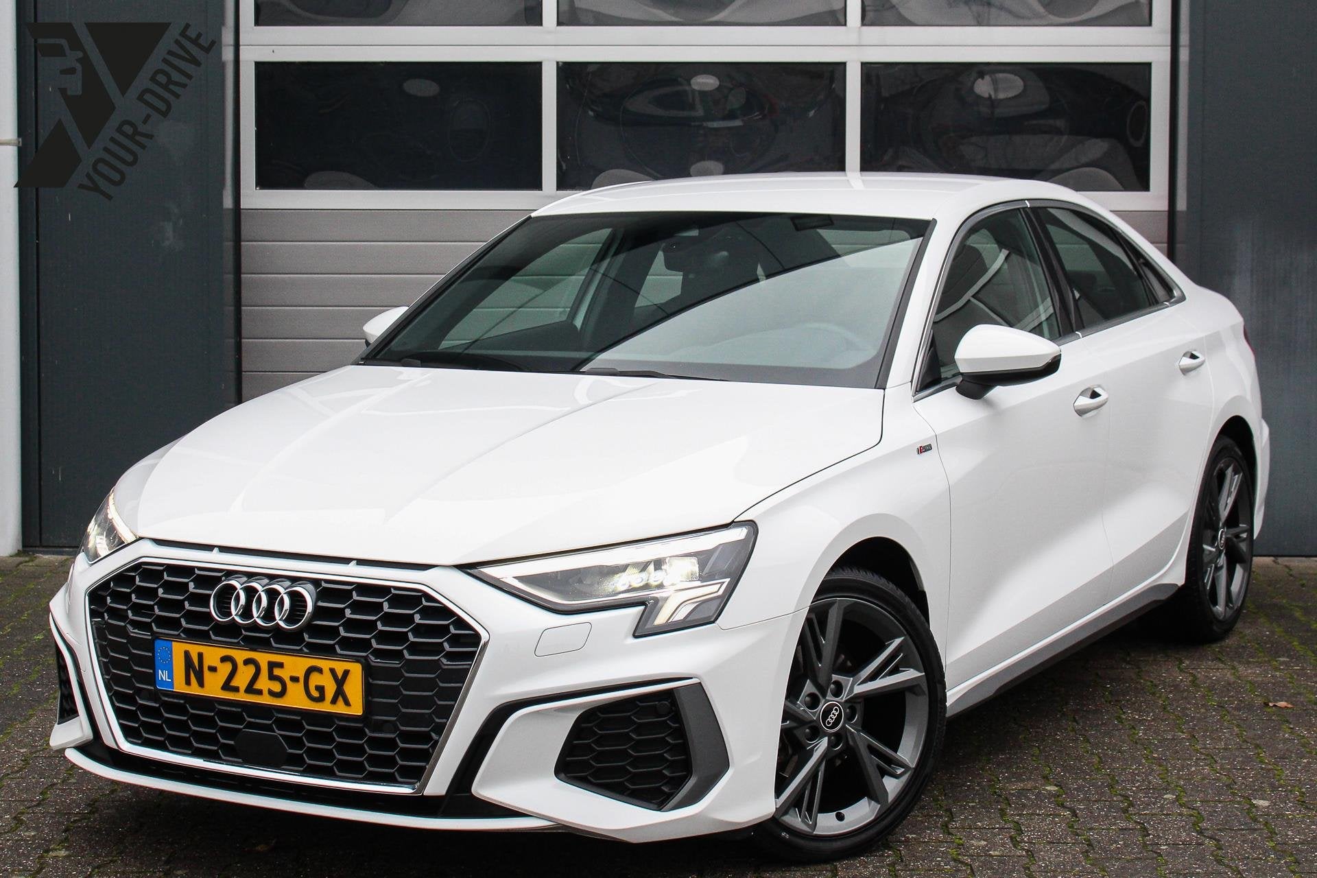 Audi A3 Limousine 30 TFSI automaat S Edition | 12 maanden ga, Dealer onderhouden, Gebruikt, Met garantie (alle), Leder en Stof
