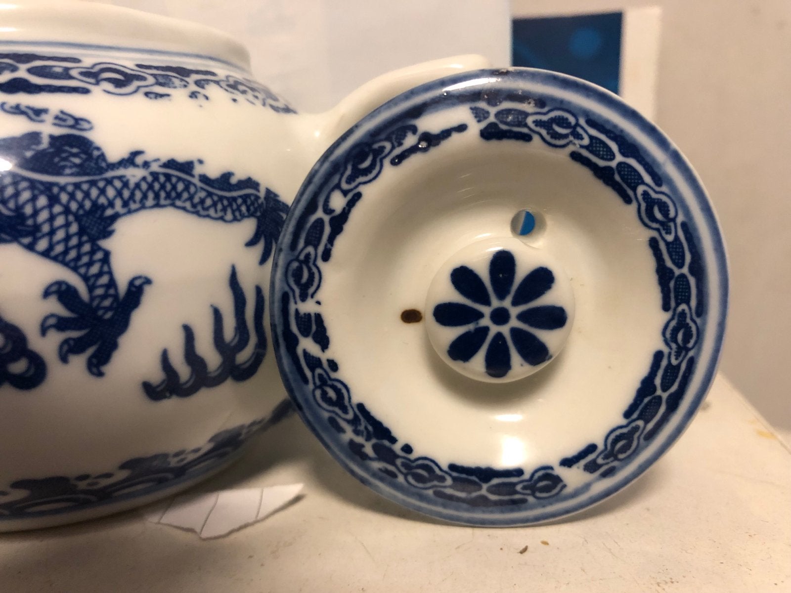 Chinese theepot met drakenmotief - Made in China 20 euro, Antiek en Kunst, Ophalen