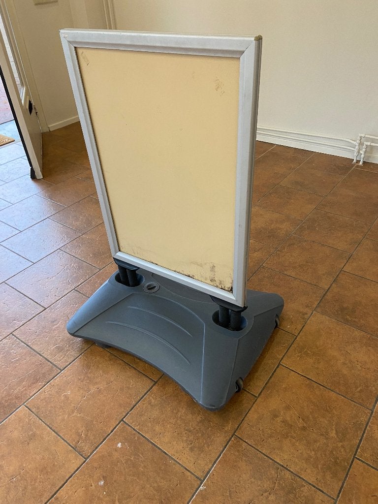 Verrijdbaar stoepbord met watertank, Ophalen, Gebruikt, Reclamebord