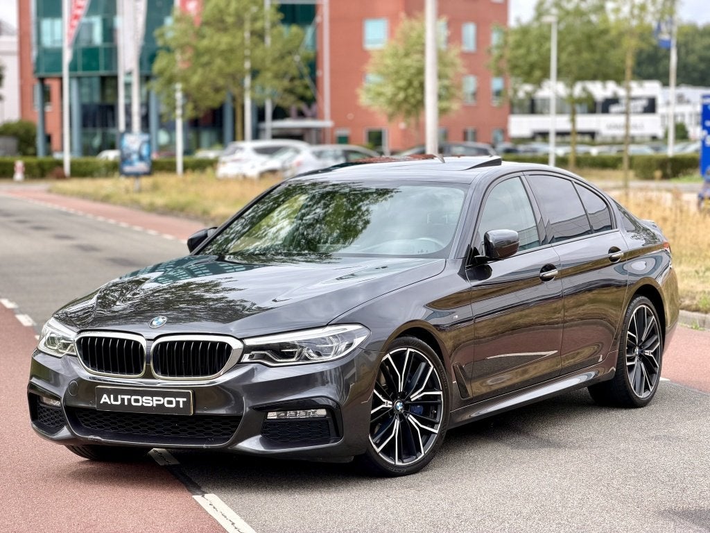 BMW 5 Serie Sedan 540i High Ex. M-Sport Schuifdak Memory H&K, Auto's, Automaat, Gebruikt, Euro 6, 2000 kg