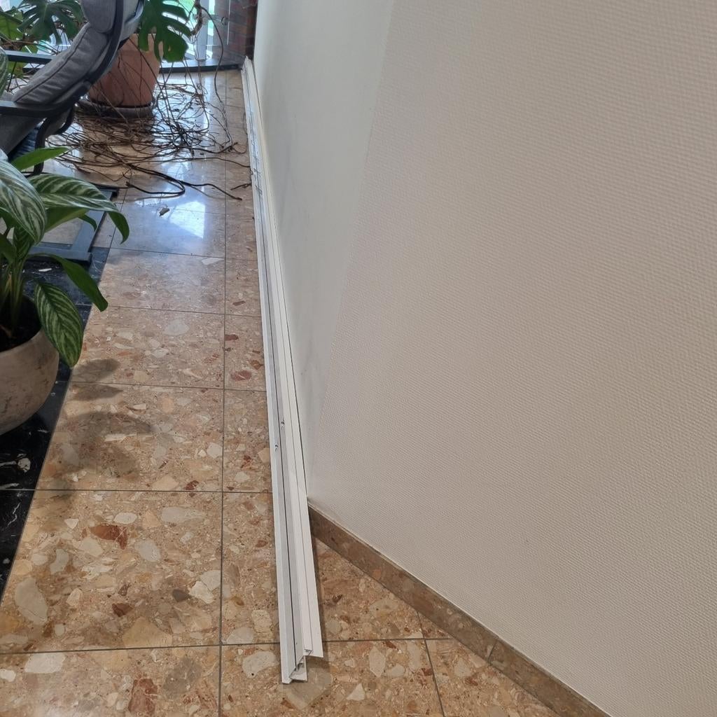 Witte metalen plint 455 cm, voor bijvoorbeeld systeemplafond, Overige materialen, Gebruikt, Ophalen of Verzenden, 250 cm of meer