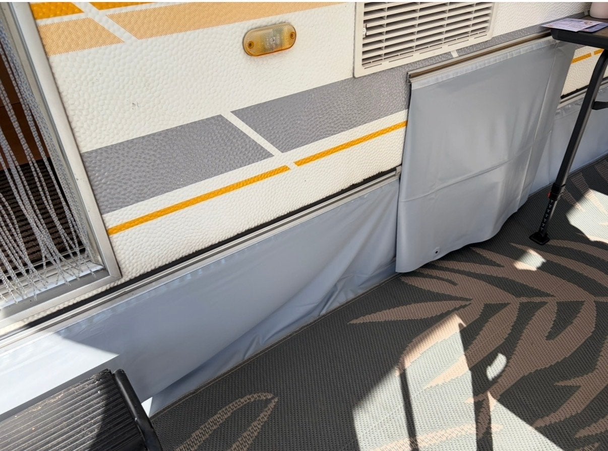 Caravan tochtstrook met wielflap 500cm, Ophalen of Verzenden, Gebruikt