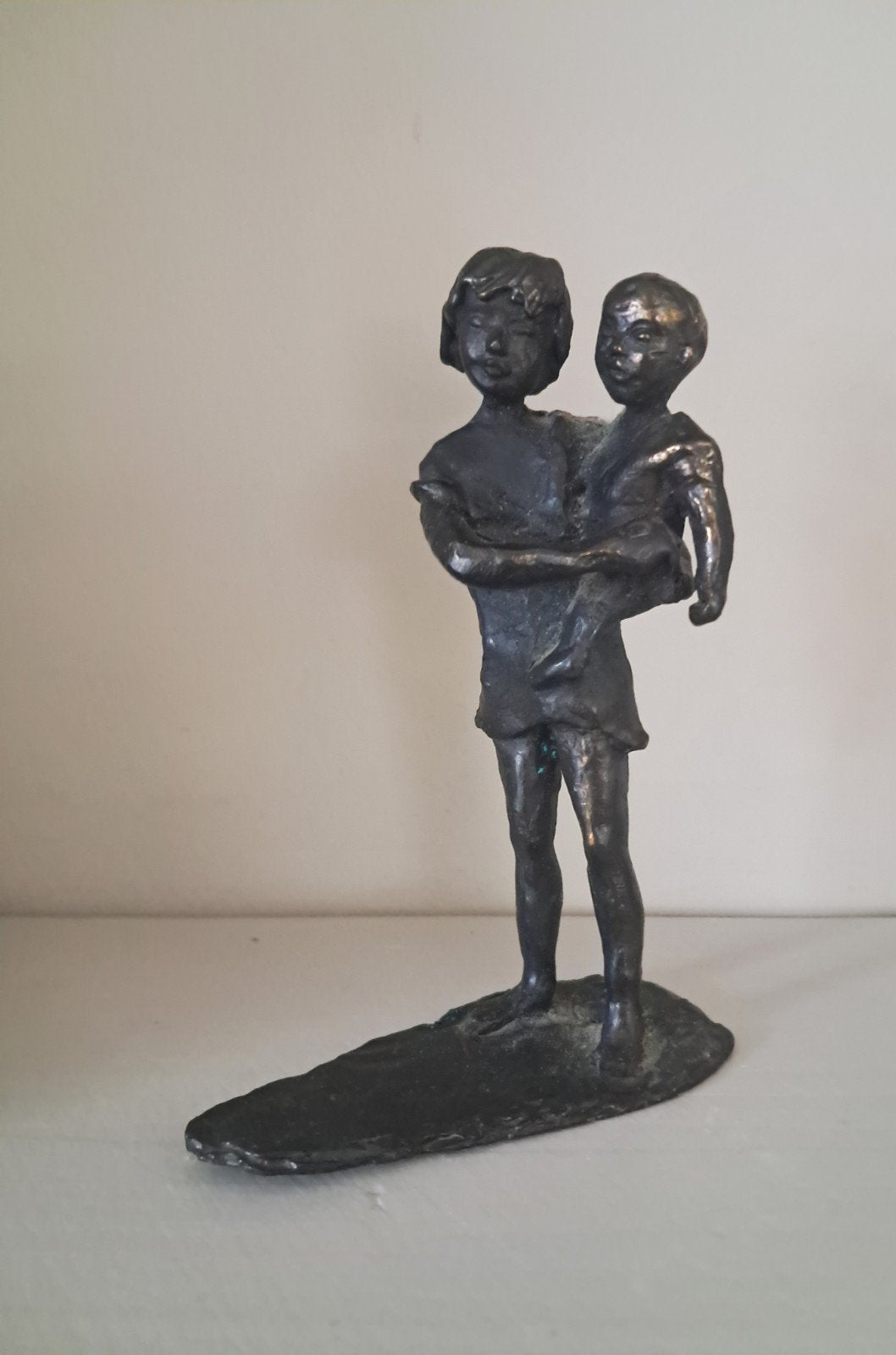 Bronzen beeldje: Meisje draagt jonger kind, Antiek en Kunst, Groep mensen, Ophalen of Verzenden, 20 - 50 cm, Beeld