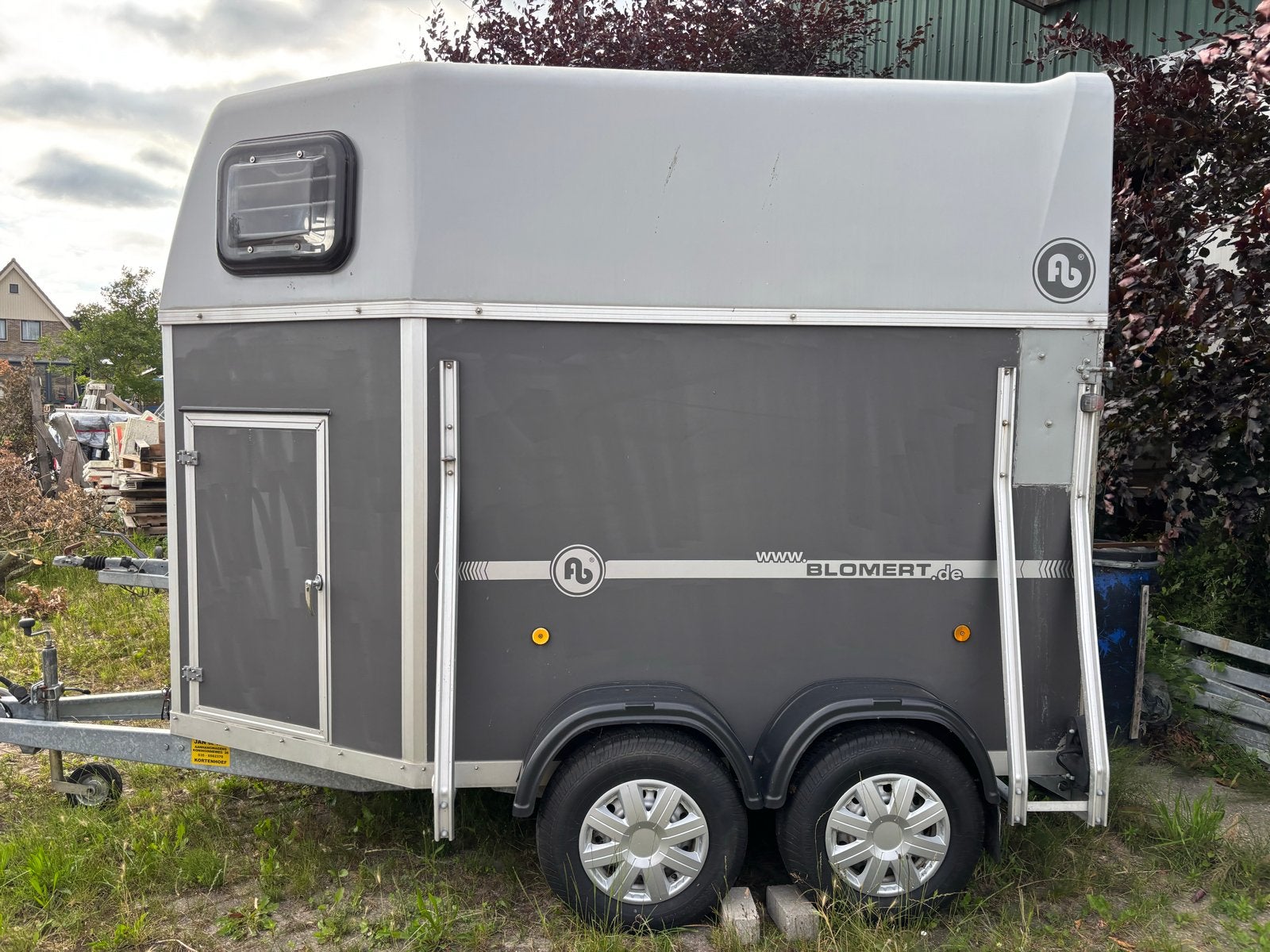 Blomert 2 paards trailer met zadelkamer, Ophalen, Gebruikt, Polyester, 2-paards trailer