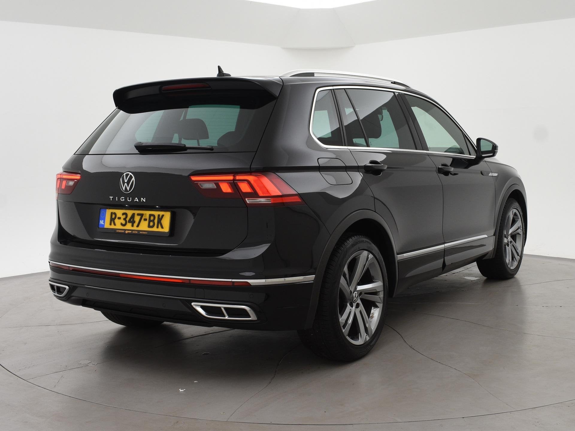 Volkswagen Tiguan 1.5 TSI R-LINE + VIRTUAL COCKPIT | ADAPTIV, Stof, Euro 6, 4 cilinders, Zwart