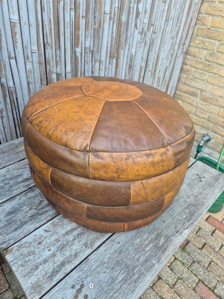 Vintage - Poef - Voetenbankje - Bruin -Leder - Patchwork, Minder dan 50 cm, Gebruikt, Rond, Ophalen of Verzenden