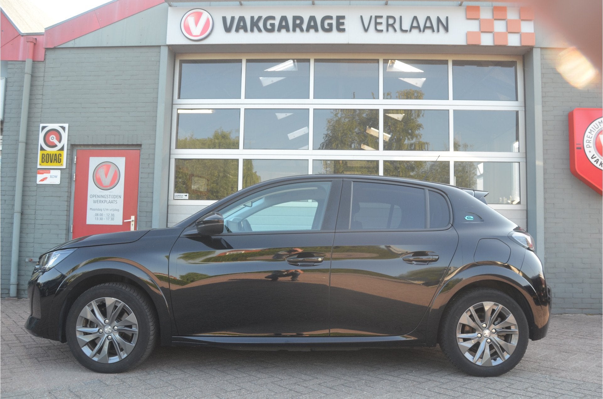 Peugeot e-208 EV Allure 50 kWh .12 mnd. garantie. (bj 2021), 12 maanden, 136 pk, Gebruikt, Parkeersensor