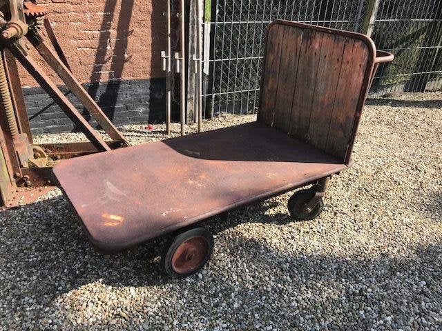 zeer oude transportkar als kar tafel of..., Ophalen