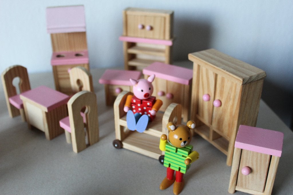 Sterke houten poppenhuismeubeltjes met poppetjes, Ophalen of Verzenden, Zo goed als nieuw, Poppenhuis