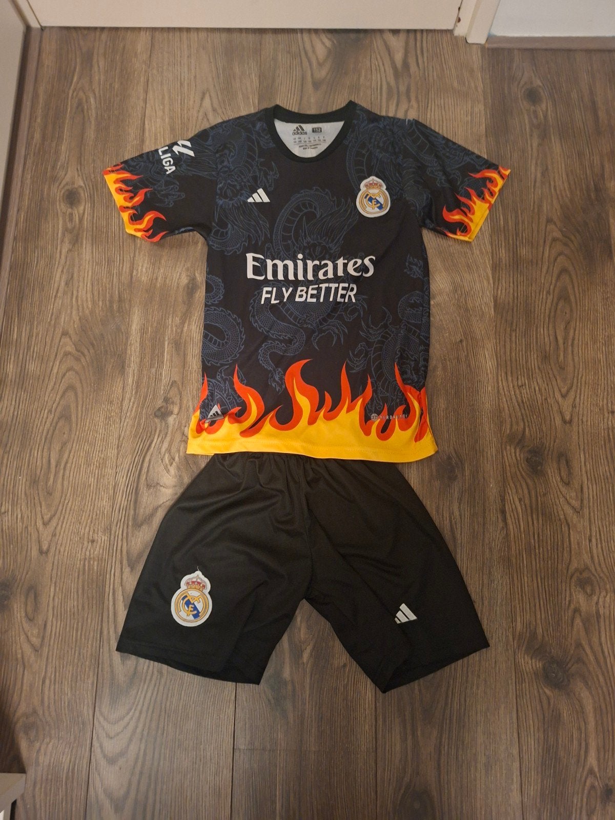 Real Madrid Trainingspak Maat 152 - Zwart met Vlammen, Adidas, Ophalen of Verzenden, Zo goed als nieuw, Setje