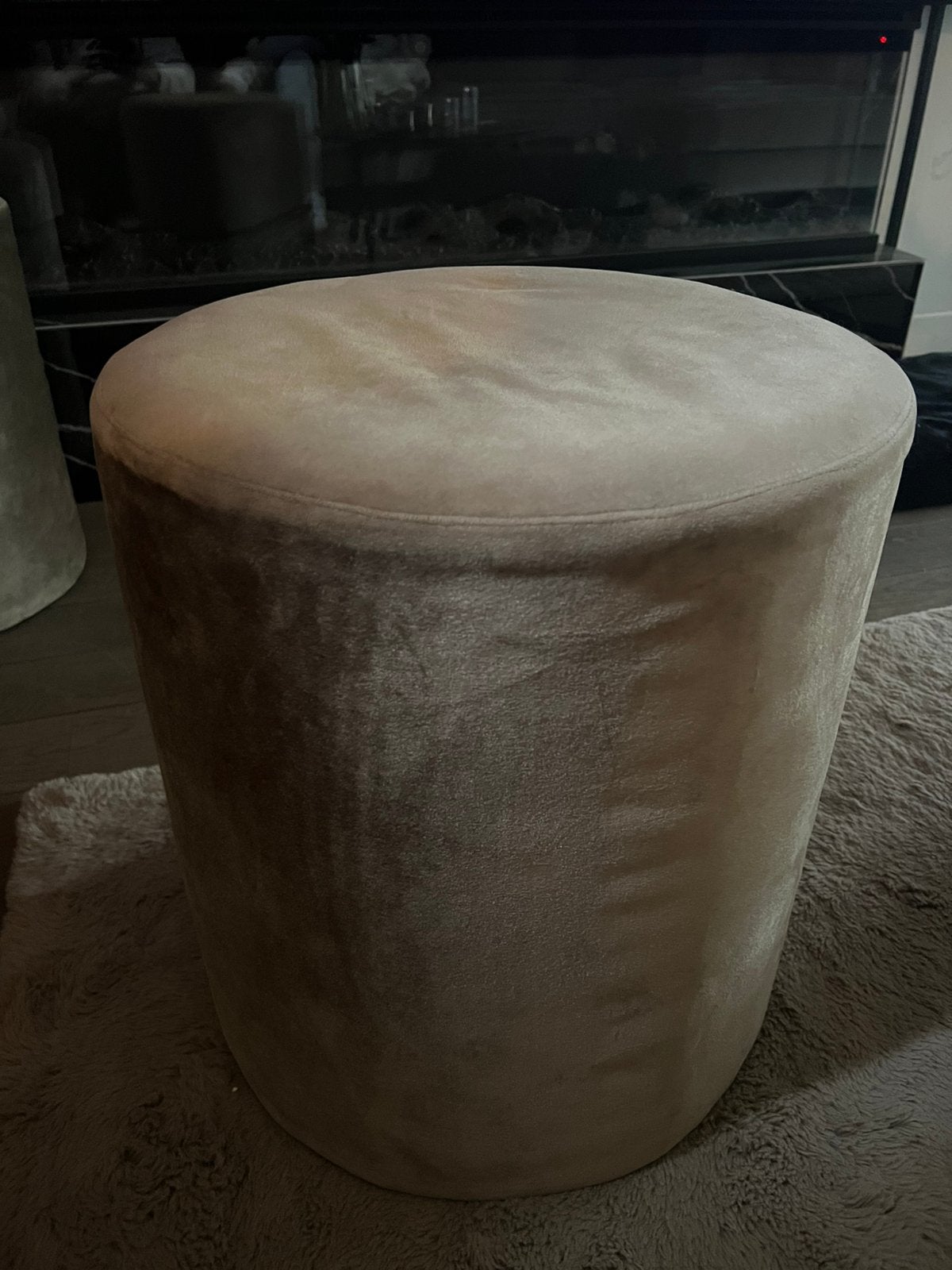 Taupe poef, Huis en Inrichting, Banken | Voetenbanken en Poefen, Ophalen of Verzenden, Zo goed als nieuw, Rond, Minder dan 50 cm